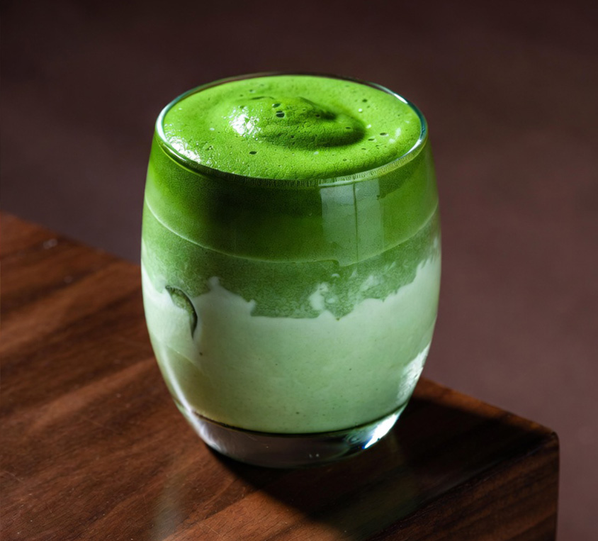 Jak smakuje japońska matcha latte – tradycyjna zielona herbata matcha w proszku o smaku umami